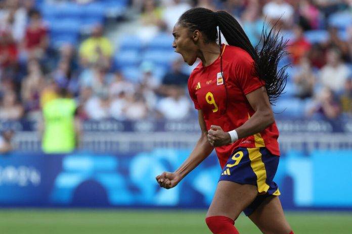 FOTOGRAFÍA. LYON (FRANCIA), 03 DE AGOSTO DE 2024. JJOO PARÍS 2024. La delantera de España Salma Paralluelo durante la tanda de penaltis en el partido de cuartos de final de fútbol femenino de los Juegos Olímpicos de París 2024, disputado entre España y Colombia, en el Estadio de Lyon (Francia). Efe