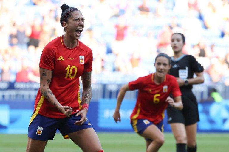 FOTOGRAFÍA. PARÍS (FRANCIA), 03 DE AGOSTO DE 2024. Hermoso: He dejado todo para que España siga en los JJOO París.- La delantera de la selección nacional de fútbol femenino del Reino de España Jennifer Hermoso Fuentes (Jenni Hermoso), celebra su gol ante Colombia, el primero de la histórica remontada de la selección española, durante el partido de cuartos de final de fútbol femenino de los Juegos Olímpicos de París 2024, disputado en el Estadio de Lyon (Francia). Efe