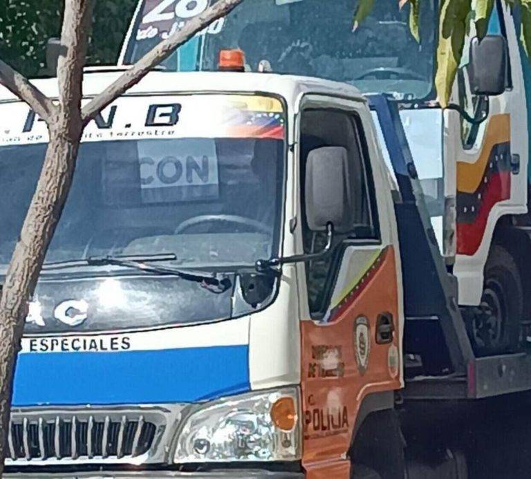 FOTOGRAFÍA. CARACAS (VENEZUELA), 17 DE AGOSTO DE 2024. La dictadura comunista y chavista roba el camión de los líderes opositores María Corina Machado Parisca y presidente electo Edmundo González Urrutia tras finalizarse la manifestación pacífica y multitudinaria de la coalición opositora Mesa de Unidad Democrática (MUD)/Plataforma Unitaria Democrática (PUD)/Mesa de Unidad/Unidad por las calles de la capital de este país atacado desde sus entrañas por porte de un régimen asesino, torturador y comunista. Precisamente, pese a tener las dianas de francotiradores mercenarios de la dictadura encima de ella, la histórica opositora María Corina Machado Parisca ha reaparecido entre multitudes cuando dicho comitiva ya estaba en marcha y se ha subido en él consciente de que podría no terminar la protesta. "ATENCIÓN. El Régimen ROBÓ el camión utilizado por @MariaCorinaYA (María Corina Machado Parisca ) y @EdmundoGU (Edmundo González Urrutia) para eventos y movilizaciones en todo el país". "Esto ocurrió hoy después de la concentración en Caracas, cuando ya había finalizado el evento y nos disponíamos a resguardar el vehículo". "¡No podrán impedir que sigamos en las calles!", afirman desde las filas opositoras a través de su coalición electoral MUD/PUD/MU/Unidad este sábado. Lasvocesdelpueblo (Ñ Pueblo)