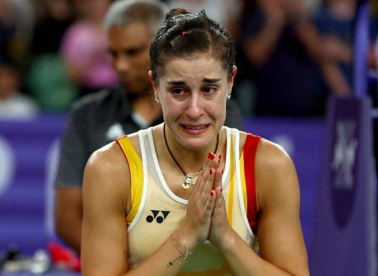FOTOGRAFÍA. PARÍS (FRANCIA), 04 DE AGOSTO DE 2024. Carolina rota por rabia de perderse la final de los JJOO.- La española Carolina María Marín Martín (Carolina Marín) se lesiona y se retira en semifinales olímpicas de bádminton. Carolina Marín se despide de los aficionados que la ovacionan tras retirarse de la semifinal olímpica de bádminton, que dominaba frente a la china Bing Jiao. Efe
