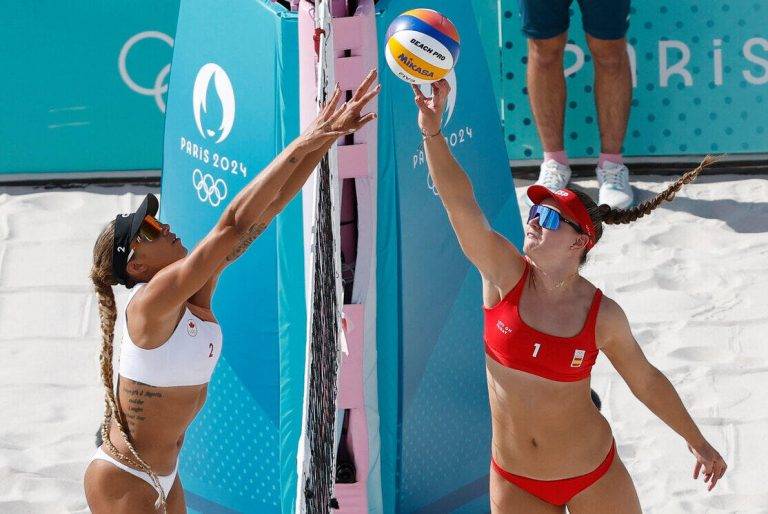 FOTOGRAFÍA. PARÍS (FRANCIA), 07 DE AGOSTO DE 2024. JJOO PARÍS 2024. La española Daniela Álvarez Mendoza (d) en acción ante la canadiense Brandie Wilkerson durante los cuartos de final femeninos de Voleibol Playa, entre España y Canadá, parte de los Juegos Olímpicos de París 2024 este miércoles, en la capital gala, parís. Efe