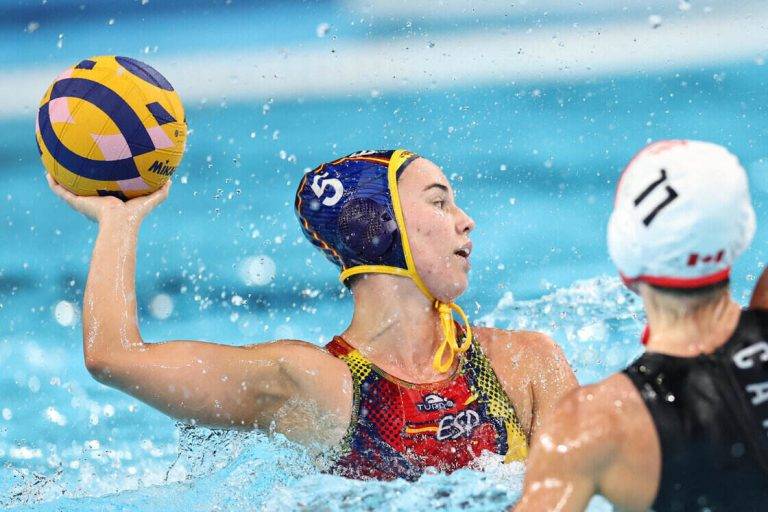 FOTOGRAFÍA. PARÍS (FRANCIA), 06 DE AGOSTO DE 2024. JJOO PARÍS 2024. La española Nona Pérez (i) intenta sortear a la canadiense Kindred Paul durante el partido de cuartos de final de waterpolo femenino, este martes, en los Juegos Olímpicos París 2024 en París, Francia, este martes. España, actual subcampeona olímpica, pasó por encima de Canadá para asegurarse una plaza en semifinales, la tercera en cuatro participaciones. Ganó por 18-8, con una clase magistral de waterpolo, en defensa, en ataque y en la portería, con una gran aportación de Martina Terré. Efe