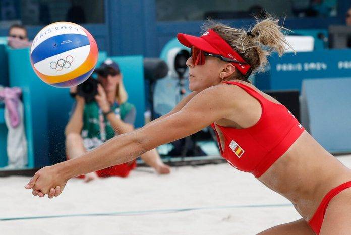 FOTOGRAFÍA. PARÍS (FRANCIA), 07 DE AGOSTO DE 2024. JJOO PARÍS 2024. Salí al campo queriendo traer una medalla a España.- La española Tania Moreno Matveeva en acción ante las canadienses Melissa Humana-Paredes y Brandie Wilkerson durante los cuartos de final femeninos de Voleibol Playa, entre España y Canadá, parte de los Juegos Olímpicos de París 2024 este miércoles, en la capital gala, París. Efe