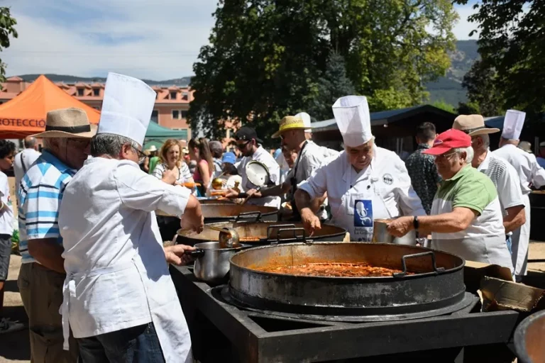 FOTOGRAFÍA. LA GRANJA DE SAN ILDENFONSO (SEGOVIA) REINO DE ESPAÑA, 27/08/2024. La tradición de comer judiones en La Granja de San Ildefonso.- La tradicional Judiada de La Granja, que reparte más de 10.000 raciones de judiones, reúne a la sociedad y sus representantes políticos. Efe
