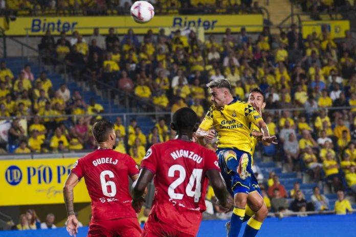 Las Palmas vs Sevilla, liga 2024 y 2025 (2) FOTOGRAFÍA. LAS PALMAS (ISLAS CANARIAS) REINO DE ESPAÑA, 16 DE AGOSTO DE 2024. El centrocampista de la UD Las Palmas Alberto Moleiro (3i) efectúa un remate durante el partido de LaLiga entre la UD Las Palmas y el Sevilla, este viernes en el estadio de Gran Canaria. Efe