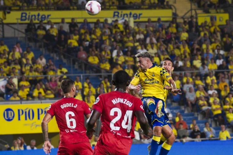 FOTOGRAFÍA. LAS PALMAS (ISLAS CANARIAS) REINO DE ESPAÑA, 16 DE AGOSTO DE 2024. El centrocampista de la UD Las Palmas Alberto Moleiro (3i) efectúa un remate durante el partido de LaLiga entre la UD Las Palmas y el Sevilla, este viernes en el estadio de Gran Canaria. Efe