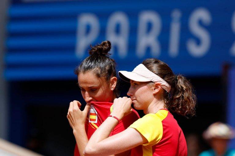 FOTOGRAFÍA. PARÍS (FRANCIA), O4 DE AGOSTO DE 2024. Las españolas Sorribes y Bucsa medalla de bronce.- Las españolas Cristina Bucsa (d) y Sara Sorribes Tormo (i) durante el partido ante las checas Karolina Muchova y Linda Noskova que les dio la medalla de bronce del dobles femenino de los Juegos Olímpicos París 2024. Efe