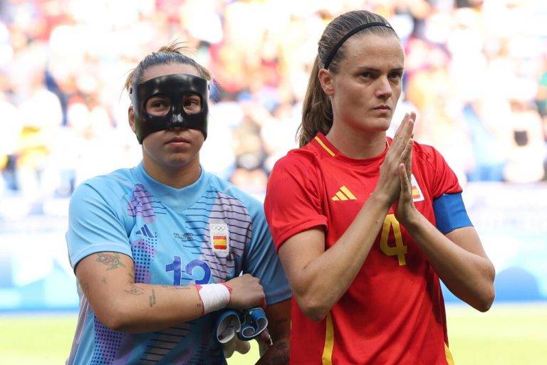FOTOGRAFÍA. LYON (FRANCIA), 03 DE AGOSTO DE 2024. Temperaturas de 40 grados en el Reino de España.- JJOO PARÍS 2024. Las jugadoras de España, Cata Coll (i) e Irene Paredes al inicio del partido de cuartos de final de fútbol femenino de los Juegos Olímpicos de París 2024, disputado entre España y Colombia en el Estadio de Lyon (Francia). Efe