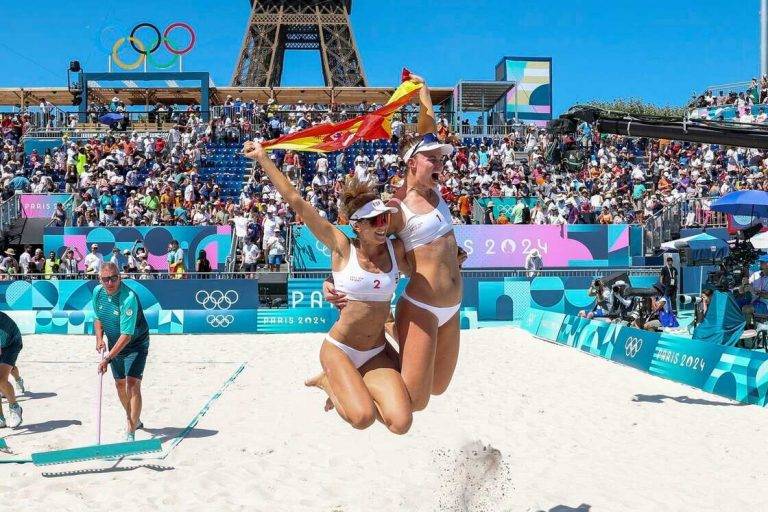 FOTOGRAFÍA. PARÍS (FRANCIA), 05 DE AGOSTO DE 2024. JJOO PARÍS 2024. Chubascos y altas temperaturas en el Reino de España. Las canadienses Melissa y Brandie rivales de Tania y Daniela. Las jugadoras de la selección española de Voleibol Playa Tania Moreno Matveeva (izd) y Daniela Álvarez Mendoza (dcha) celebran su victoria al finalizar el partido de octavos de final de voley playa femenino contra las neerlandesas Katja Stam y Raisa Schoon celebrado en el marco de los Juegos Olímpicos París 2024, este lunes, en la capital francesa, París. Efe