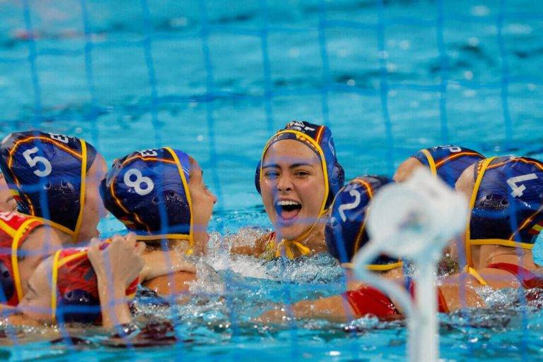 FOTOGRAFÍA. NANTERRE (FRANCIA), 10 DE AGOSTO DE 2024. Waterpolistas españolas campeonas olímpicas.- Las waterpolistas españolas celebran proclamarse ganadoras de la medalla de oro de los Juegos Olímpicos de París 2024 ante Australia en Nanterre, Francia. Efe