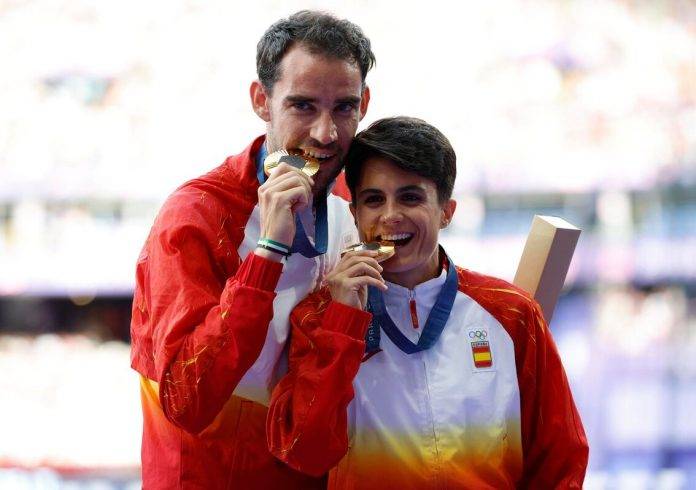 Los españoles Álvaro Rafael Martín Uriol (Álvaro Martín) (i) y María Pérez García (María Pérez) (d) posan en el podio con la medalla de oro FOTOGRAFÍA. PARÍS (FRANCIA), 07 DE AGOSTO DE 2024. JJOO PARÍS 2024. Los españoles Álvaro Rafael Martín Uriol (Álvaro Martín) (i) y María Pérez García (María Pérez) (d) posan en el podio con la medalla de oro conseguida en el maratón relevo mixto de maratón y sumaron su segunda medalla cada uno en los Juegos de París tras el bronce del extremeño en los 20 km y la plata de la granadina. Efe
