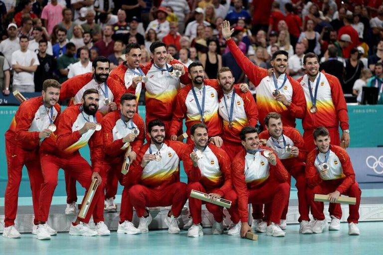 FOTOGRAFÍA. PARÍS (FRANCIA), 09 DE AGOSTO DE 2024. Descenso casi generalizado de temperaturas en el Reino de España. Los jugadores españoles posan con la medalla de oro conseguida en la final de fútbol masculino de los Juegos Olímpicos de París 2024 que Francia y España han disputado este viernes en el Parc des Princes, de París Francia). Efe