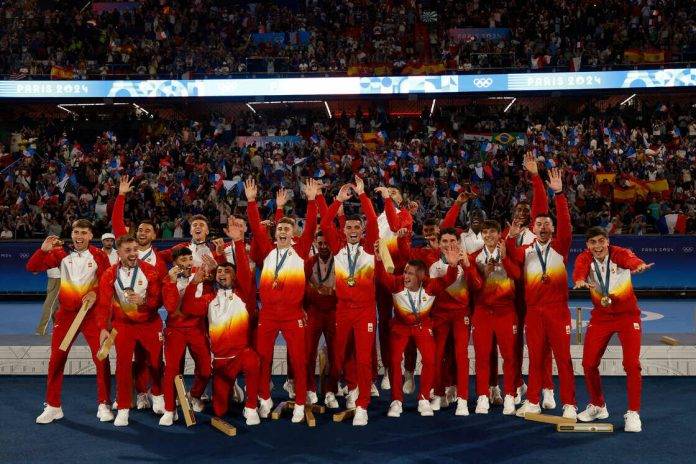 FOTOGRAFÍA. PARÍS (FRANCIA), 09 DE AGOSTO DE 2024. JJOO PARÍS 2024. Oro a los componentes de la selección masculina española. Los jugadores de España posan con la medalla de oro de fútbol masculino en los Juegos Olímpicos de París 2024, ganada frente a la anfitriona Francia y su numeroso público en el Estadio Parque de Príncipes de la capital gala de París (Francia). Efe