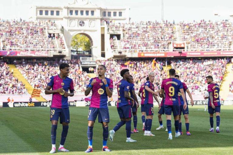 FOTOGRAFÍA. BARCELONA (REINO DE ESPAÑA), 31 DE AGOSTO DE 2024. El Braça humilla y atropella al Valladolid (7-0).- Los jugadores del Barcelona celebran uno de sus goles ante el Valladolid durante el partido de LaLiga que se disputa este sábado en el estadio Olímpico Lluís Companys de Barcelona. Efe