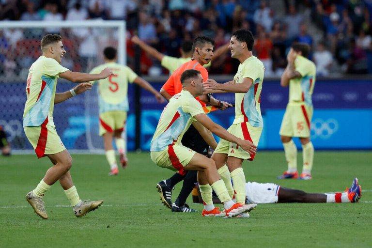 FOTOGRAFÍA. PARÍS (FRANCIA), 09 DE AGOSTO DE 2024. JJOO PARÍS 2024. La ola de calor trae temperaturas muy altas en el Reino de España.- Los jugadores españoles celebran la medalla de oro conseguida tras vencer a Francia al finalizar la prórroga del partido por la medalla de oro de los Juegos Olímpicos de París 2024 que Francia y España disputan este viernes en el Parc des Princes, de París (República de Francia). Efe