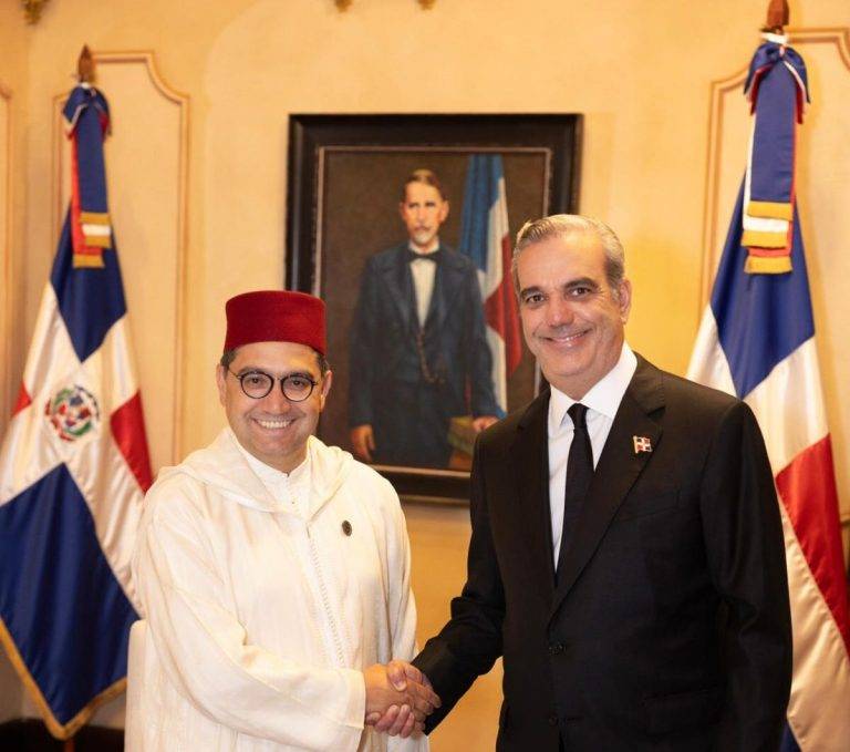 FOTOGRAFÍA. SANTO DOMINGO (REPÚBLICA DOMINICANA), 17 DE AGOSTO DE 2024. Fotografía cedida por la Presidencia de República Dominicana del mandatario, Luis Abinader, durante una reunión con el ministro de Asuntos Extranjeros, de Cooperación Africana y de los Marroquíes en el Extranjero del Reino de Marruecos, Nasser Bourita, este sábado en el Palacio Nacional en Santo Domingo (República Dominicana). Efe