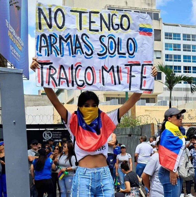 FOTOGRAFÍA. CARACAS (VENEZUELA), 03 DE AGOSTO DE 2024.. La entidad política opositora venezolana Mesa de Unidad Democrática (MUD) también conocida como "Plataforma Unitaria Democrática (PUD)" o "Mesa de Unidad" o simplemente "Unidad", abanderada por el ya mismo presidente electo de Venezuela y exembajador de la República Bolivariana de Venezuela, Edmundo González Urrutia, con cara visible de la coalición electoral antichavista la expulsada de la carrera electoral por parte de la dictadura chavista, María Corina Machado Parisca, moviliza a centenares de miles de personas en el centro de Caracas este sábado, 3 de agosto de 2024, para denuncia el fraude electoral masivo chavista comunista, exhibiendo las actas electorales oficiales salidas de la máquinas instaladas por el Consejo Nacional Electoral (CNE) en los colegios electorales, que dan una clara victoria al candidato opositor Edmundo González Urrutia, pero el CNE se niega a publicar dichas actas electorales y da la victoria al oficialista a la reelección Nicolas Maduro moro sin explicar dónde salen los votos. "La soberanía reside intransferiblemente en el pueblo, quien la ejerce directamente en la forma prevista en esta Constitución y en la ley, e indirectamente, mediante el sufragio, por los órganos que ejercen el Poder Público. Los órganos del Estado emanan de la soberanía popular y a ella están sometidos", firma el presidente electo de Venezuela Edmundo González Urrutia. Lasvocesdelpueblo (Ñ Pueblo)