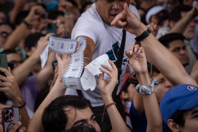FOTOGRAFÍA. CARACAS (VENEZUELA), 03 DE AGOSTO DE 2024. Presidente electo de Venezuela: "Nuestra voz se hace más fuerte". La entidad política opositora venezolana Mesa de Unidad Democrática (MUD) también conocida como "Plataforma Unitaria Democrática (PUD)" o "Mesa de Unidad" o simplemente "Unidad", abanderada por el ya mismo presidente electo de Venezuela y exembajador de la República Bolivariana de Venezuela, Edmundo González Urrutia, con cara visible de la coalición electoral antichavista la expulsada de la carrera electoral por parte de la dictadura chavista, María Corina Machado Parisca, moviliza a centenares de miles de personas en el centro de Caracas este sábado, 3 de agosto de 2024, para denuncia el fraude electoral masivo chavista comunista, exhibiendo las actas electorales oficiales salidas de la máquinas instaladas por el Consejo Nacional Electoral (CNE) en los colegios electorales, que dan una clara victoria al candidato opositor Edmundo González Urrutia, pero el CNE se niega a publicar dichas actas electorales y da la victoria al oficialista a la reelección Nicolas Maduro moro sin explicar dónde salen los votos. "La soberanía reside intransferiblemente en el pueblo, quien la ejerce directamente en la forma prevista en esta Constitución y en la ley, e indirectamente, mediante el sufragio, por los órganos que ejercen el Poder Público. Los órganos del Estado emanan de la soberanía popular y a ella están sometidos", firma el presidente electo de Venezuela Edmundo González Urrutia. Lasvocesdelpueblo (Ñ Pueblo)