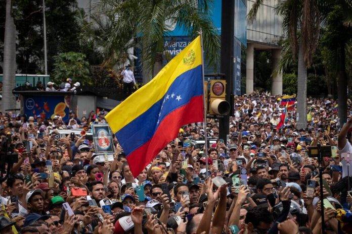 FOTOGRAFÍA. CARACAS (VENEZUELA), 03 DE AGOSTO DE 2024. MUD advierte de que el cambio en Venezuela no lo para nadie.- La entidad política opositora venezolana Mesa de Unidad Democrática (MUD) también conocida como "Plataforma Unitaria Democrática (PUD)" o "Mesa de Unidad" o simplemente "Unidad", abanderada por el ya mismo presidente electo de Venezuela y exembajador de la República Bolivariana de Venezuela, Edmundo González Urrutia, con cara visible de la coalición electoral antichavista la expulsada de la carrera electoral por parte de la dictadura chavista, María Corina Machado Parisca, moviliza a centenares de miles de personas en el centro de Caracas este sábado, 3 de agosto de 2024, para denuncia el fraude electoral masivo chavista comunista, exhibiendo las actas electorales oficiales salidas de la máquinas instaladas por el Consejo Nacional Electoral (CNE) en los colegios electorales, que dan una clara victoria al candidato opositor Edmundo González Urrutia, pero el CNE se niega a publicar dichas actas electorales y da la victoria al oficialista a la reelección Nicolas Maduro moro sin explicar dónde salen los votos. "La soberanía reside intransferiblemente en el pueblo, quien la ejerce directamente en la forma prevista en esta Constitución y en la ley, e indirectamente, mediante el sufragio, por los órganos que ejercen el Poder Público. Los órganos del Estado emanan de la soberanía popular y a ella están sometidos", firma el presidente electo de Venezuela Edmundo González Urrutia. Lasvocesdelpueblo (Ñ Pueblo)