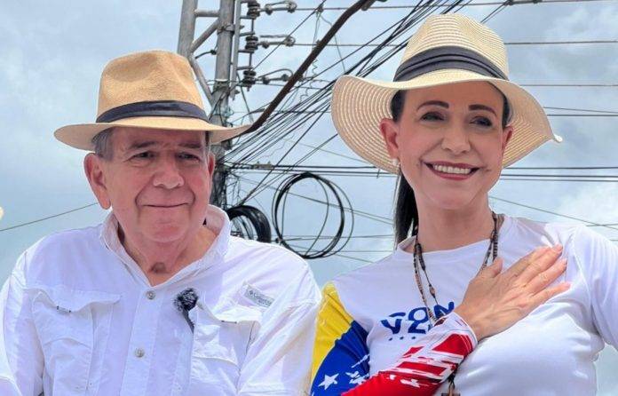 FOTOGRAFÍA. CARACAS (VENEZUELA), 03 DE AGOSTO DE 2024. "Ante diversas versiones de coacción del Estado español hacia mi persona".- La entidad política opositora venezolana Mesa de Unidad Democrática (MUD) también conocida como "Plataforma Unitaria Democrática (PUD)" o "Mesa de Unidad" o simplemente "Unidad", abanderada por el ya mismo presidente electo de Venezuela y exembajador de la República Bolivariana de Venezuela, Edmundo González Urrutia, con cara visible de la coalición electoral antichavista la expulsada de la carrera electoral por parte de la dictadura chavista, María Corina Machado Parisca, moviliza a centenares de miles de personas en el centro de Caracas este sábado, 3 de agosto de 2024, para denuncia el fraude electoral masivo chavista comunista, exhibiendo las actas electorales oficiales salidas de la máquinas instaladas por el Consejo Nacional Electoral (CNE) en los colegios electorales, que dan una clara victoria al candidato opositor Edmundo González Urrutia, pero el CNE se niega a publicar dichas actas electorales y da la victoria al oficialista a la reelección Nicolas Maduro moro sin explicar dónde salen los votos. "La soberanía reside intransferiblemente en el pueblo, quien la ejerce directamente en la forma prevista en esta Constitución y en la ley, e indirectamente, mediante el sufragio, por los órganos que ejercen el Poder Público. Los órganos del Estado emanan de la soberanía popular y a ella están sometidos", firma el presidente electo de Venezuela Edmundo González Urrutia. Lasvocesdelpueblo (Ñ Pueblo)