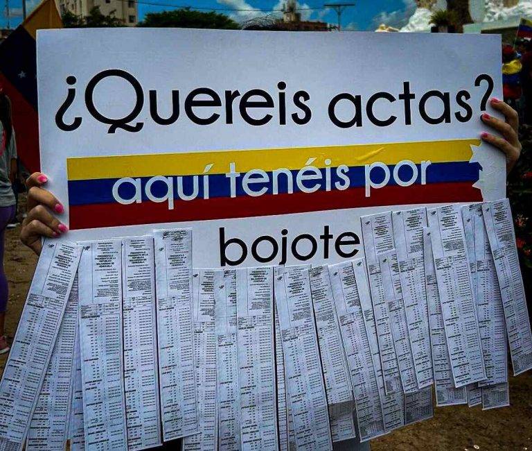 FOTOGRAFÍA. MARACAIBO (ZULIA) REPÚBLICA BOLIVARIANA DE VENEZUELA, 17 DE AGOSTO DE 2024. Jornada de protesta mundial contra el fraude masivo electoral en Venezuela perpetrado por parte de la dictadura comunista chavista. Desde Zulia -uno de los veintitrés estados que, junto con el Distrito Capital y las dependencias federales, forman la República Bolivariana de Venezuela, con capital es Maracaibo, la segunda ciudad más poblada del país- los vecinos, exhibiendo actas de los colegios electorales, salen a la calle para reclamar un traspaso de poderes en cumplimiento de la voluntad popular expresada en las urnas del pasado domingo, 28 de julio de 2024, de la que salió presidente electo de Venezuela el abanderado de la coalición opositora anticomunista y antichavista Mesa de Unidad democrática (MUD) también conocida como Plataforma Unitaria Democrática (PUD), Edmundo González Urrutia quien forma el tándem histórico de la oposición venezolana con María Corina Parisca. El órgano chavista Consejo Nacional Electoral (CNE) se ha negado a publicar las actas de las Mesa Electorales cuyo 83 % difundido por la oposición muestra una aplastante victoria del presidente electo Edmundo González Urrutia sobre el candidato oficialista comunista a la reelección, Nicolás Maduro Moro, con más del millón de votos de diferencia. Todas las organización internacionales independientes y las mayoría de los Gobiernos del mundos junto al Consejo Permanente de la Organización de los Estados Americanos (OEA) están reclamando al CNE la publicación de las actas y la verificación de estas por parte de organismo independientes, además, que no intente destruir ningún documento o máquinas relacionado con la organización de los comicios del 28J. Lasvocesdelpueblo (Ñ Pueblo)