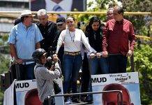 María Corina Machado «Premio Nobel de la Paz» por promover «derechos democráticos del pueblo de Venezuela» FOTOGRAFÍA. CARACAS (REPÚBLICA BOLIVARIANA DE VENEZUELA), 17 DE AGOSTO DE 2024. Presidente electo: "He decidido salir de Venezuela y trasladarme a España". Jornada de protesta mundial contra el fraude masivo electoral en Venezuela perpetrado por parte de la dictadura comunista chavista. María Corina Machado Parisca, la líder opositora de Venezuela expulsada de la carrera electoral por parte del régimen totalitario comunista y chavista de Nicolás Maduro Moro, contra quien francotiradores de la dictadura han puesto sus dianas y su vida corre serio peligro, reapareció nuevamente en el ya popular camión anticomunista y antichavista, aclamada por centenares de miles de manifestantes que atendieron a su llamado a continuar la protesta pacífica, acompañada de varios opositores, como Delsa Jennifer Solórzano Bernal (Delsa Solórzano), Biagio Pilieri Gianninoto (Biagio Pilieri) o César Alejandro Pérez Vivas (César Pérez Vivas), entre otros. Durante el acto, los venezolanos, exhibiendo actas de los colegios electorales, salen a la calle para reclamar un traspaso de poderes en cumplimiento de la voluntad popular expresada en las urnas del pasado domingo, 28 de julio de 2024, de la que salió presidente electo de Venezuela el abanderado de la coalición opositora anticomunista y antichavista Mesa de Unidad democrática (MUD) también conocida como Plataforma Unitaria Democrática (PUD), Edmundo González Urrutia, quien forma el tándem histórico de la oposición venezolana con María Corina Parisca. El órgano chavista Consejo Nacional Electoral (CNE) se ha negado a publicar las actas de las Mesa Electorales cuyo 83 % difundido por la oposición muestra una aplastante victoria del presidente electo Edmundo González Urrutia sobre el candidato oficialista comunista a la reelección, Nicolás Maduro Moro, con más del millón de votos de diferencia. Todas las organización internacionales independientes y las mayoría de los Gobiernos del mundos junto al Consejo Permanente de la Organización de los Estados Americanos (OEA) están reclamando al CNE la publicación de las actas y la verificación de estas por parte de organismo independientes, además, que no intente destruir ningún documento o máquinas relacionado con la organización de los comicios del 28J. Lasvocesdelpueblo (Ñ Pueblo)