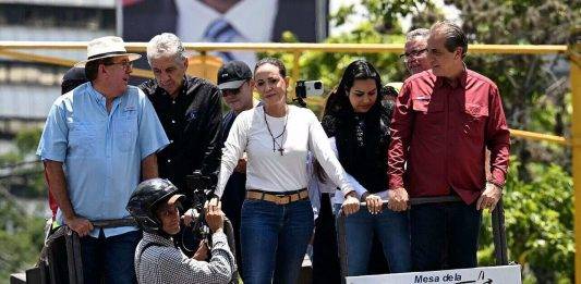 FOTOGRAFÍA. CARACAS (REPÚBLICA BOLIVARIANA DE VENEZUELA), 17 DE AGOSTO DE 2024. Presidente electo: "He decidido salir de Venezuela y trasladarme a España". Jornada de protesta mundial contra el fraude masivo electoral en Venezuela perpetrado por parte de la dictadura comunista chavista. María Corina Machado Parisca, la líder opositora de Venezuela expulsada de la carrera electoral por parte del régimen totalitario comunista y chavista de Nicolás Maduro Moro, contra quien francotiradores de la dictadura han puesto sus dianas y su vida corre serio peligro, reapareció nuevamente en el ya popular camión anticomunista y antichavista, aclamada por centenares de miles de manifestantes que atendieron a su llamado a continuar la protesta pacífica, acompañada de varios opositores, como Delsa Jennifer Solórzano Bernal (Delsa Solórzano), Biagio Pilieri Gianninoto (Biagio Pilieri) o César Alejandro Pérez Vivas (César Pérez Vivas), entre otros. Durante el acto, los venezolanos, exhibiendo actas de los colegios electorales, salen a la calle para reclamar un traspaso de poderes en cumplimiento de la voluntad popular expresada en las urnas del pasado domingo, 28 de julio de 2024, de la que salió presidente electo de Venezuela el abanderado de la coalición opositora anticomunista y antichavista Mesa de Unidad democrática (MUD) también conocida como Plataforma Unitaria Democrática (PUD), Edmundo González Urrutia, quien forma el tándem histórico de la oposición venezolana con María Corina Parisca. El órgano chavista Consejo Nacional Electoral (CNE) se ha negado a publicar las actas de las Mesa Electorales cuyo 83 % difundido por la oposición muestra una aplastante victoria del presidente electo Edmundo González Urrutia sobre el candidato oficialista comunista a la reelección, Nicolás Maduro Moro, con más del millón de votos de diferencia. Todas las organización internacionales independientes y las mayoría de los Gobiernos del mundos junto al Consejo Permanente de la Organización de los Estados Americanos (OEA) están reclamando al CNE la publicación de las actas y la verificación de estas por parte de organismo independientes, además, que no intente destruir ningún documento o máquinas relacionado con la organización de los comicios del 28J. Lasvocesdelpueblo (Ñ Pueblo)