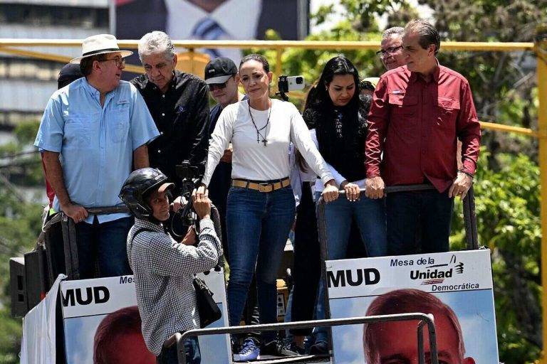 FOTOGRAFÍA. CARACAS (REPÚBLICA BOLIVARIANA DE VENEZUELA), 17 DE AGOSTO DE 2024. Presidente electo: "He decidido salir de Venezuela y trasladarme a España". Jornada de protesta mundial contra el fraude masivo electoral en Venezuela perpetrado por parte de la dictadura comunista chavista. María Corina Machado Parisca, la líder opositora de Venezuela expulsada de la carrera electoral por parte del régimen totalitario comunista y chavista de Nicolás Maduro Moro, contra quien francotiradores de la dictadura han puesto sus dianas y su vida corre serio peligro, reapareció nuevamente en el ya popular camión anticomunista y antichavista, aclamada por centenares de miles de manifestantes que atendieron a su llamado a continuar la protesta pacífica, acompañada de varios opositores, como Delsa Jennifer Solórzano Bernal (Delsa Solórzano), Biagio Pilieri Gianninoto (Biagio Pilieri) o César Alejandro Pérez Vivas (César Pérez Vivas), entre otros. Durante el acto, los venezolanos, exhibiendo actas de los colegios electorales, salen a la calle para reclamar un traspaso de poderes en cumplimiento de la voluntad popular expresada en las urnas del pasado domingo, 28 de julio de 2024, de la que salió presidente electo de Venezuela el abanderado de la coalición opositora anticomunista y antichavista Mesa de Unidad democrática (MUD) también conocida como Plataforma Unitaria Democrática (PUD), Edmundo González Urrutia, quien forma el tándem histórico de la oposición venezolana con María Corina Parisca. El órgano chavista Consejo Nacional Electoral (CNE) se ha negado a publicar las actas de las Mesa Electorales cuyo 83 % difundido por la oposición muestra una aplastante victoria del presidente electo Edmundo González Urrutia sobre el candidato oficialista comunista a la reelección, Nicolás Maduro Moro, con más del millón de votos de diferencia. Todas las organización internacionales independientes y las mayoría de los Gobiernos del mundos junto al Consejo Permanente de la Organización de los Estados Americanos (OEA) están reclamando al CNE la publicación de las actas y la verificación de estas por parte de organismo independientes, además, que no intente destruir ningún documento o máquinas relacionado con la organización de los comicios del 28J. Lasvocesdelpueblo (Ñ Pueblo)