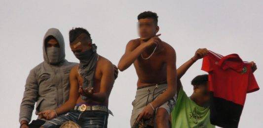 FOTOGRAFÍA. EL MASNOU (BARCELONA) ESPAÑA, 04 DE JULIO DE 2019. Más del 73 % de inmigrantes en España tiene entre 26 y 64 años.- Uno de los inmigrantes islamistas 'Menores No Acompañados' (MENAS) (segunda posición a la derecha), todos, alojados por el Gobierno del presidente Quim Torra en el albergue de El Masnou, amenaza con cortarle el cuello a las mujeres vecinas de la ciudad, víctimas de las agresiones sexuales de los MENAS y de los robos y amenazas que sufren esas víctimas cada día. Lasvocesdelpueblo (Ñ Pueblo)