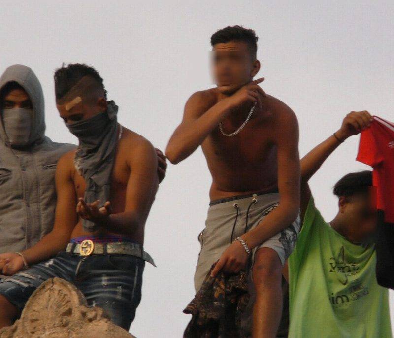 Tarragona | Fraude de 1.580.000 euros a la Seguridad Social con falsos menores ilegales FOTOGRAFÍA. EL MASNOU (BARCELONA) ESPAÑA, 04 DE JULIO DE 2019. Más del 73 % de inmigrantes en España tiene entre 26 y 64 años.- Uno de los inmigrantes islamistas 'Menores No Acompañados' (MENAS) (segunda posición a la derecha), todos, alojados por el Gobierno del presidente Quim Torra en el albergue de El Masnou, amenaza con cortarle el cuello a las mujeres vecinas de la ciudad, víctimas de las agresiones sexuales de los MENAS y de los robos y amenazas que sufren esas víctimas cada día. Lasvocesdelpueblo (Ñ Pueblo)