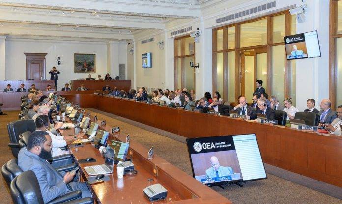 FOTOGRAFÍA. WASHINGTON (ESTADOS UNIDOS DE AMÉRICA), 16 DE AGOSTO DE 2024. OEA teme que la dictadura destruya "actas y resultados impresos" en Venezuela.- Grave crisis política en Venezuela por fraude masivo electoral perpetrado por el comunismo chavista de Nicolás Maduro Moro. El Consejo Permanente de la Organización de los Estados Americanos (OEA), durante una reunión celebrada este viernes 16 de agosto de 2024 en su sede en Washington (Estados unidos), aprobó este viernes por consenso una resolución que exige a las autoridades de Venezuela la publicación "de manera expedita" de las actas de las elecciones del pasado 28 de julio de 2024 en ese país. El texto, no vinculante, fue presentado en nombre de Estados Unidos y de Antigua y Barbuda, Argentina, Canadá, Chile, Ecuador, Guatemala, Paraguay, República Dominicana, Suriname y Uruguay en calidad de copatrocinadores. OEA/Lasvocesdelpueblo (Ñ Pueblo)