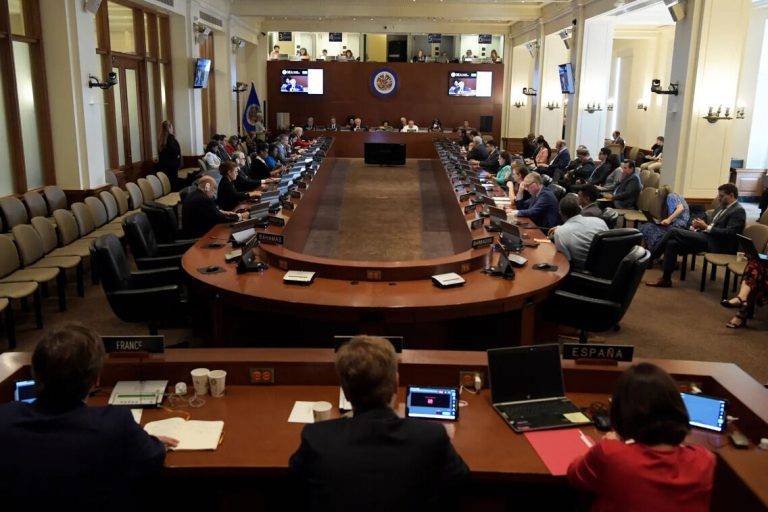 FOTOGRAFÍA. WASHINGTON (ESTADOS UNIDOS DE AMÉRICA), 16 DE AGOSTO DE 2024. La OEA insta al CNE que "publique las actas" de Elecciones Venezuela 2024. Grave crisis política en Venezuela por fraude masivo electoral perpetrado por el comunismo chavista de Nicolás Maduro Moro. El Consejo Permanente de la Organización de los Estados Americanos (OEA), durante una reunión celebrada este viernes 16 de agosto de 2024 en su sede en Washington (Estados unidos), aprobó este viernes por consenso una resolución que exige a las autoridades de Venezuela la publicación "de manera expedita" de las actas de las elecciones del pasado 28 de julio de 2024 en ese país. El texto, no vinculante, fue presentado en nombre de Estados Unidos y de Antigua y Barbuda, Argentina, Canadá, Chile, Ecuador, Guatemala, Paraguay, República Dominicana, Suriname y Uruguay en calidad de copatrocinadores. Efe