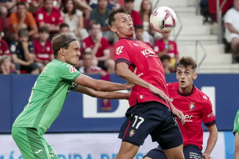 FOTOGRAFÍA. PAMPLONA (NAVARRA) REINO DE ESPAÑA), 17/08/2024. Osasuna y Leganés arrancan la liga con empate.- El defensa del Leganés Sergio (i) presiona al delantero croata del Osasuna Ante Budimir durante el partido de LaLiga entre Osasuna y Leganés, este sábado en el estadio de El Sadar, en Pamplona. Efe