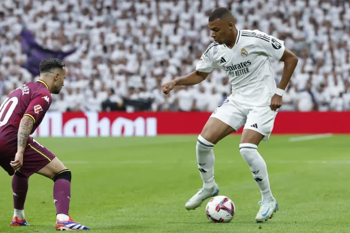 FOTOGRAFÍA. MADRID (REINO DE ESPAÑA), 25 DE AGOSTO DE 2024. Pitos de la afición ante inoperancia de Mbappé.- El delantero francés del Real Madrid Kylian Mbappé Lottin (d) ante el centrocampista del Real Valladolid Iván Sánchez durante el partido de la segunda jornada de Liga disputado en el estadio Santiago Bernabéu. Efe