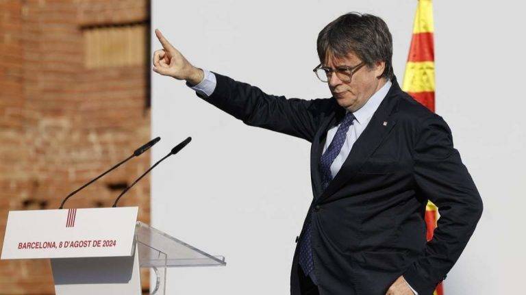 FOTOGRAFÍA. BARCELONA (REINO DE ESPAÑA), 08 DE AGOSTO DE 2024. Mossos optaron consciente y deliberadamente por no detener a Puigdemont.- El golpista separatista expresidente del govern de la Generalitat de Catalunya, fundador único y lider de la derechista cobarde secesionista Junts per Catalunya (JxCat), llegó poco antes de las 9:00 horas de la mañana al paseo Lluís Companys de Barcelona para el llamado "recibimiento institucional", organizado por su partido y asociaciones sepa-ratas, y también con representantes de partidos separatistas ERC y CUP y, por supuesto, del llamado "Govern del 1-O", el Gobierno fascista separatista que okupó la Generalitat de Catalunya en 2017. Contra él, el juez instructor del Caso Procés, Pablo Llarena Conde, activó la órden de detención nacional tras denegarle la amnistía corrupta. Además, el Tribunal Supremo sentenció que el prófugo no es amnistiable. En este mismo sentido, el juez instructor del caso Volohv denegó amnistiar a Puigdemont, quien ahora se enfrenta a una inminente detención. Efe