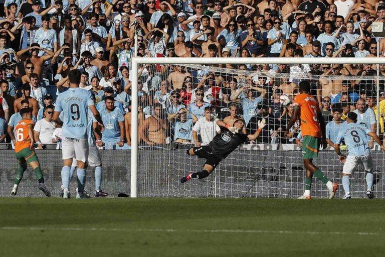 FOTOGRAFÍA. VIGO (GALICIA) REINO DE ESPAÑA, 23 DE AGOSTO DE 2024. El centrocampista del Valencia Diego López (i) marca ante el Celta, durante el partido de Liga en Primera División que Celta y Valencia CF disputan este viernes en el estadio de Balaídos, en Vigo. Efe