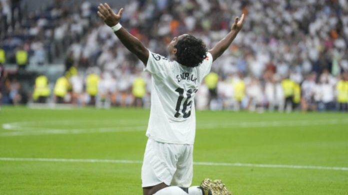 FOTOGRAFÍA. MADRID (REINO DE ESPAÑA), 25 DE AGOSTO DE 2024. Endrick gran protagonista del Real Madrid Vs Valladolid. El delantero brasileño del Real Madrid Endrick Felipe Moreira de Sousa celebra el gol marcado ante el Real Valladolid, tercero para el equipo, durante el partido de la segunda jornada de Liga jugado en el estadio Santiago Bernabéu. Efe
