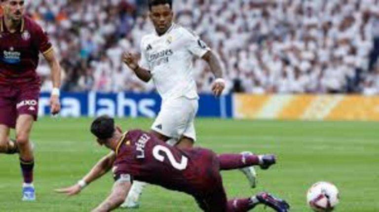 FOTOGRAFÍA. MADRID (REINO DE ESPAÑA), 25 DE AGOSTO DE 2024. Endrick arrebata el protagonismo de Mbappé.- El delantero brasileño del Real Madrid Endrick Felipe Moreira de Sousa celebra el gol marcado ante el Real Valladolid, tercero para el equipo, durante el partido de la segunda jornada de Liga jugado en el estadio Santiago Bernabéu. Efe