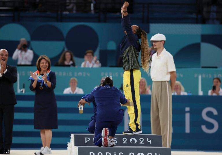 FOTOGRAFÍA. PARÍS (FRANCIA), 05 DE AGOSTO DE 2024. La gimnasta brasileña Rebeca Andrade (d), medalla de oro; y la gimnasta artística estadounidense de origen Belice, un país de la costa este de América Central, con riberas en el mar Caribe hacia el este y una selva densa al oeste, Simone Arianne Biles (Simone Biles) (izd. oculta), medalla de plata, y su compañera estadounidense Jordan Lucella Elizabeth Chiles (Jordan Chiles) (centro izd. delante), medalla de bronce, posan durante la ceremonia de entrega de medallas de la final de suelo femenino de gimnasia artística de los Juegos Olímpicos de París 2024, en el pabellón Bercy Arena, este lunes, en París (Francia). Efe