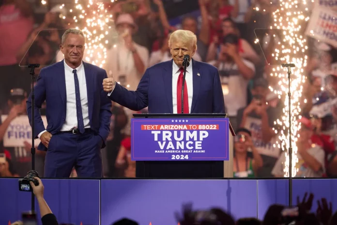 FOTOGRAFÍA. ESTADO DESERT DIAMOND ARENA (GLENDALE) ESTADO DE ARIZONA) EEUU, 23 DE AGOSTO DE 2024. El candidato a la Presidencia de los Estados Unidos quien rechazó participar en las primarias del Partido Demócrata y presentó su candidatura independiente, Robert Francis Kennedy Junior (i) —el hijo del fiscal general de los Estados Unidos desde 1961 hasta 1964, Robert Francis Kennedy (Brookline, Massachusetts, 20 de noviembre de 1925-Los Ángeles, California, 6 de junio de 1968), también conocido como "Bobby Kennedy" o "RFK" y sobrino del expresidente de EEUU quien se desempeñó como el trigésimo quinto presidente de los Estados Unidos, John Fitzgerald Kennedy— renuncia a la carrera electoral y apoya a la candidatura del presidente Donald John Trump (d), esta noche en el Estadio Desert Diamond Arena (Glendale) Estado de Arizona (Estado Unidos de América). Lasvocesdelpueblo (Ñ Pueblo)