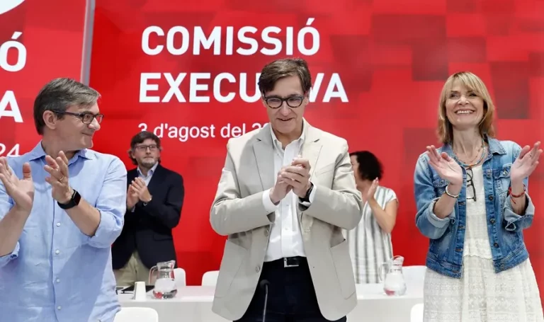 FOTOGRAFÍA. BARCELONA (REINO DE ESPAÑA, 03 DE AGOSTO DE 2024. Illa celebra la alianza tripartita PSC con ERC y Comuns. El primer secretario del PSC, Salvador Illa Roca, acompañado por la viceprimera secretaria Lluisa Moret (d) y José Luis Jimeno (i), durante la reunión extraordinaria de hoy. Illa comunica al presidente del Parlament que cuenta con la mayoría para ser presidente de la Generalitat de Catalunya. Efe