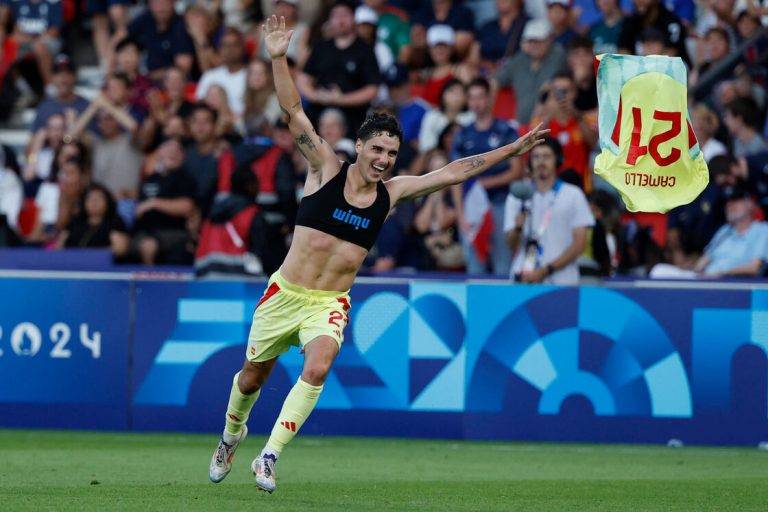 FOTOGRAFÍA. PARÍS (FRANCIA), 09 DE AGOSTO DE 2024. JJOO PARÍS 2024. Sergio Camello Pérez celebra su segundo gol ante Francia durante la prórroga del partido por la medalla de oro de los Juegos Olímpicos de París 2024 que Francia y España disputan este viernes en el Parc des Princes, de París (Francia). Efe