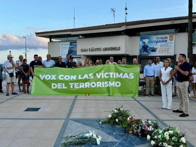 FOTOGRAFÍA. CAMBRILS (TARRAGONA) CATALUÑA (REINO DE ESPAÑA), 18 DE AGOSTO DE 2024. VOX rinde un sentido homenaje a las víctimas del 17A en Cambrils.- El partido patriota de las clases trabajadoras españolas VOX rinde un sentido homenaje a las víctimas de los atentados de Cataluña 17A en el "Memorial por la Paz" ubicado en el Paseo de las Palmeras (Cambrils) Tarragona (Cataluña); un acto convocado bajo lema "Ni olvido ni perdón" y con letrero de pancarta: "VOX siempre con las víctimas del terrorismo". Entre los asistentes, el presidente del CEP de VOX y diputado regional en el Parlament català, Sergio Macián de Greef; y la líder local de VOX y portavoz del Grupo Municipal de VOX en el Ayuntamiento de Cambrils, Isabel Segarra Clemente, entre otros varios cargos orgánicos y representantes institucionales del partido presidido por Santiago Abascal Conde. Lasvocesdelpueblo (Ñ Pueblo)