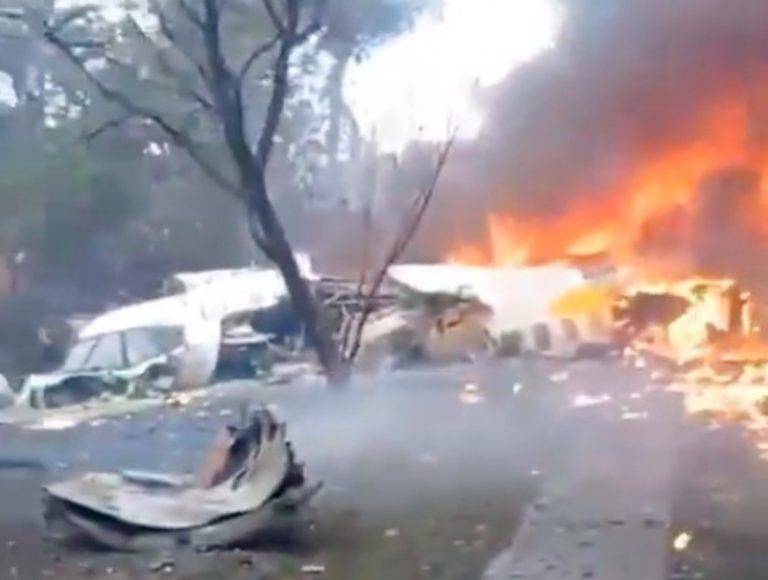 FOTOGRAFÍA. VINHEDO (SÃO PAULO) BRASIL, 09 DE AGOSTO DE 2024. Sin supervivientes en el accidente del avión ATR-72-500 de de la aerolínea Voepass en Vinhedo (São Paulo) Brasil. El avión cayó en vertical, girando sobre sí mismo, hasta estrellarse en una zona de vegetación dentro de una urbanización residencial, cerca de una vivienda. Hacía el trayecto entre la ciudad de Cascavel y São Paulo y se accidentó poco antes de las 13:25 hora local (16:25 GMT), cuando le quedaban unos 80 kilómetros para llegar al aeropuerto de Guarulhos, su destino. El avión volaba a cerca de 3.500 metros de altitud y se desplomó en cerca de un minuto, según datos de la web especializada Flightradar. Efe