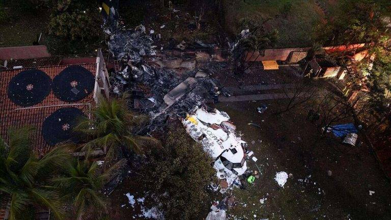 FOTOGRAFÍA. VINHEDO (SÃO PAULO) BRASIL, 09 DE AGOSTO DE 2024. El piloto no se comunicó con la torre de control.- Sin supervivientes en el accidente del avión ATR-72-500 de de la aerolínea Voepass en Vinhedo (São Paulo) Brasil. El avión cayó en vertical, girando sobre sí mismo, hasta estrellarse en una zona de vegetación dentro de una urbanización residencial, cerca de una vivienda. Hacía el trayecto entre la ciudad de Cascavel y São Paulo y se accidentó poco antes de las 13:25 hora local (16:25 GMT), cuando le quedaban unos 80 kilómetros para llegar al aeropuerto de Guarulhos, su destino. El avión volaba a cerca de 3.500 metros de altitud y se desplomó en cerca de un minuto, según datos de la web especializada Flightradar. Efe