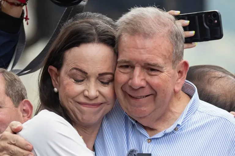 FOTOGRAFÍA. CARACAS (VENEZUELA), 30 DE JULIO DE 2024. Presidente electo Edmundo González Urrutia. La líder opositora venezolana, María Corina Machado Parisca (i), abraza al candidato a la presidencia de Venezuela para la plataforma unitaria opositora Mesa de unidad Democrática (MUD), Edmundo González Urrutia (d), en la manifestación de apoyo  y contra el fraude electoral masivo -del comunismo en las elecciones del 28 de julio de 2024- este martes, en Caracas. Efe