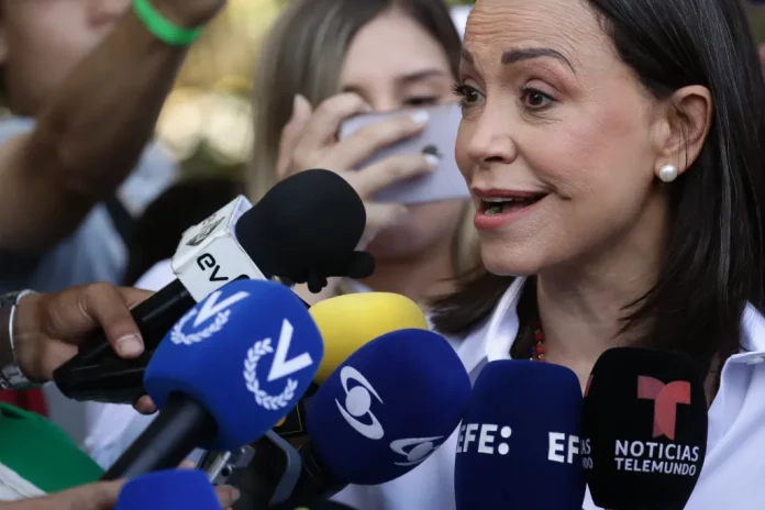 VENEZUELA ELECCIONES FOTOGRAFÍA. CARACAS (VENEZUELA), 28 DE JULIO DE 2024. ELECCIONES PRESIDENCIALES VENEZUELa 2024. La líder de la oposición venezolana María Corina Machado Perisca (d) ofrece declaraciones luego de votar este domingo, en un centro de votación en Caracas (Venezuela). Efe