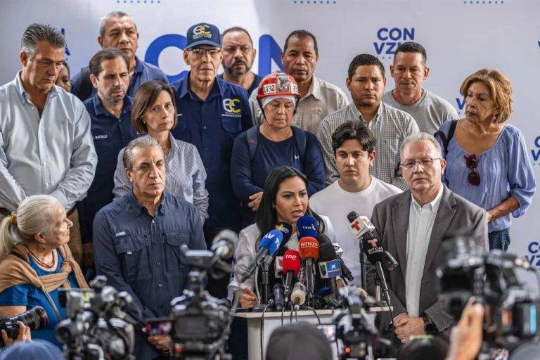 FOTOGRAFÍA. CARACAS (VENEZUELA), 02 DE AGOSTO DE 2024. Venezuela| Nadie cree en el CNE. Delsa Solórzano (c), integrante del Comando Con Venezuela, habla durante una rueda de prensa sobre los hechos ocurridos la madrugada de este viernes en la sede del comando ubicada en Caracas (Venezuela). Efe