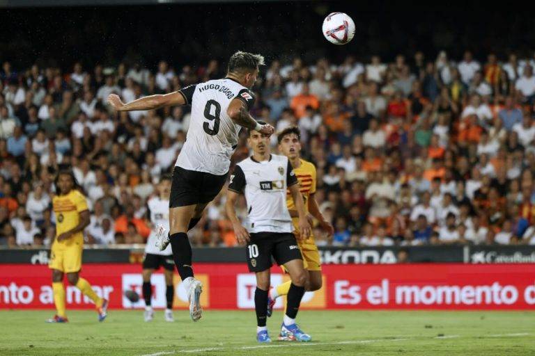 FOTOGRAFÍA. VALENCIA (REINO DE ESPAÑA), 17 DE AGOSTO DE 2024. Hans Dieter Flick arranca con victoria en Valencia.- El delantero del Valencia CF Hugo Duro remata de cabeza para marcar su gol durante el partido de LaLiga que Valencia CF y FC Barcelona disputan este sábado en el estadio de Mestalla, en Valencia. Efe
