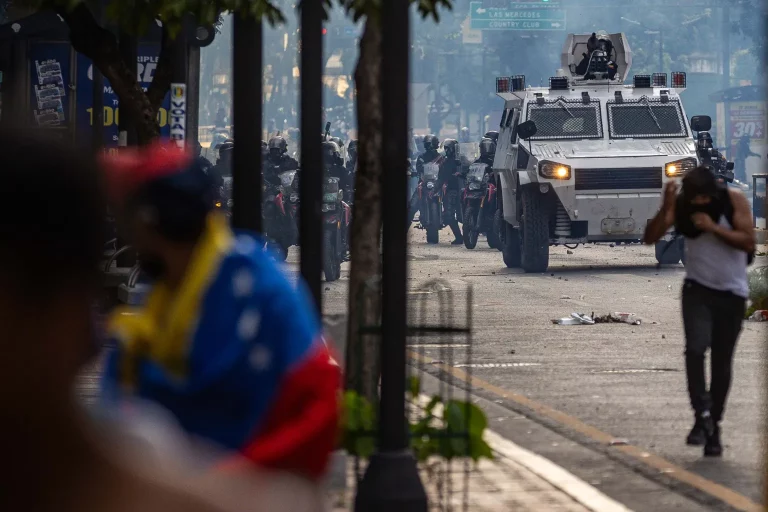 FOTOGRAFÍA. VENEZUELA, JULIO DE 2024. El régimen de Maduro está sembrando el terror en Venezuela.- Fraude masivo electoral en Venezuela por parte de la dictadura comunista chavista. Personas corren durante enfrentamientos entre opositores y miembros de la Guardia Nacional Bolivariana (GNB), en una manifestación tras las elecciones presidenciales, en Caracas (Venezuela). Efe